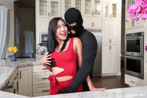 Người phụ nữ trẻ đẩy bbbb đẩy