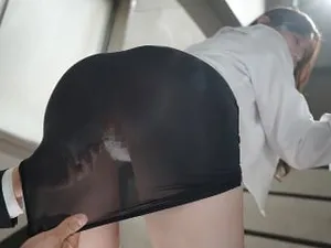 Đối mặt với cô gái trẻ đi tất đen và giày cao gót, con cặc của người quản lý cứng lên, không có bao cao su, và một cú BJ...