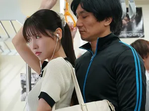 Tôi xé toạc chiếc quần lót của cô ấy và đánh cho cái lồn ướt của cô ấy một trận tơi bời